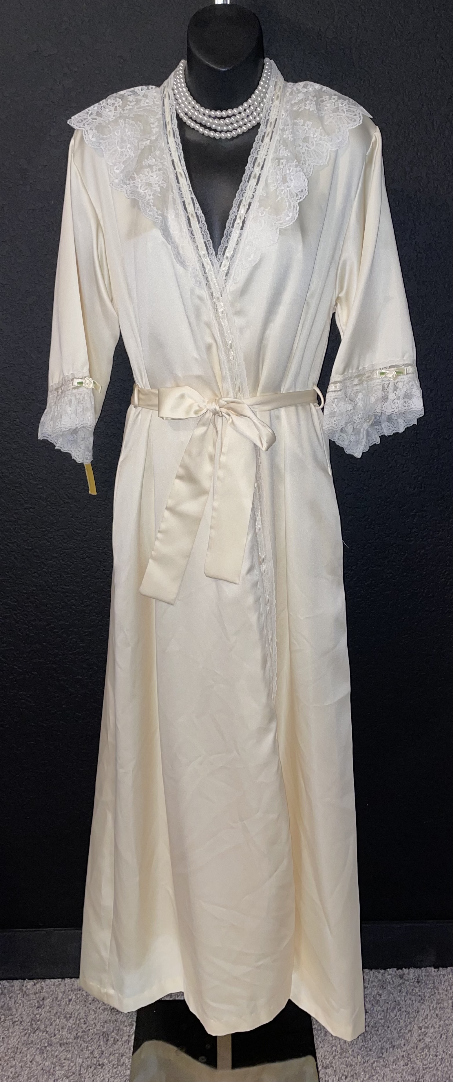 1970's Vintage New/Old Stock Very Romantic CAROLE HOCHMAN Pastel Yellow ...